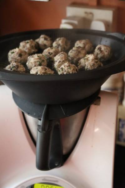 Klopsy drobiowo-grzybowe, gotowane w sosie grzybowym