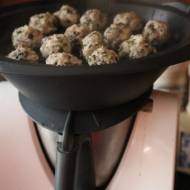 Klopsy drobiowo-grzybowe, gotowane w sosie grzybowym