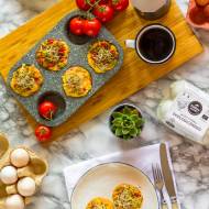 Muffiny jajeczne z wędzonym pstrągiem i pomidorami