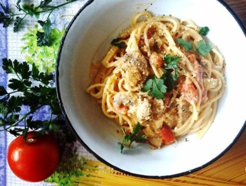 Spaghetti z pomidorami i pieczarkami w sosie serowo-ziołowym