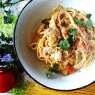 Spaghetti z pomidorami i pieczarkami w sosie serowo-ziołowym