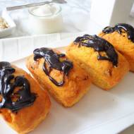 Ciasto marchewkowe z rodzynkami i orzeszkami piniowymi (Mini plumcake alle carote con pinoli e uvetta)