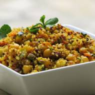 Aromatyczna sałatka z ciecierzycą, kaszą quinoa, warzywami oraz świeżą miętą