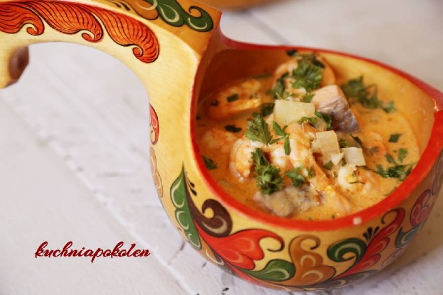 Łagodna kremowa zupa curry z łososiem i krewetkami