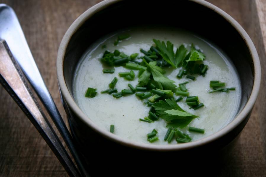 Kremowa zupa selerowa z dodatkiem cytryny i chrzanu