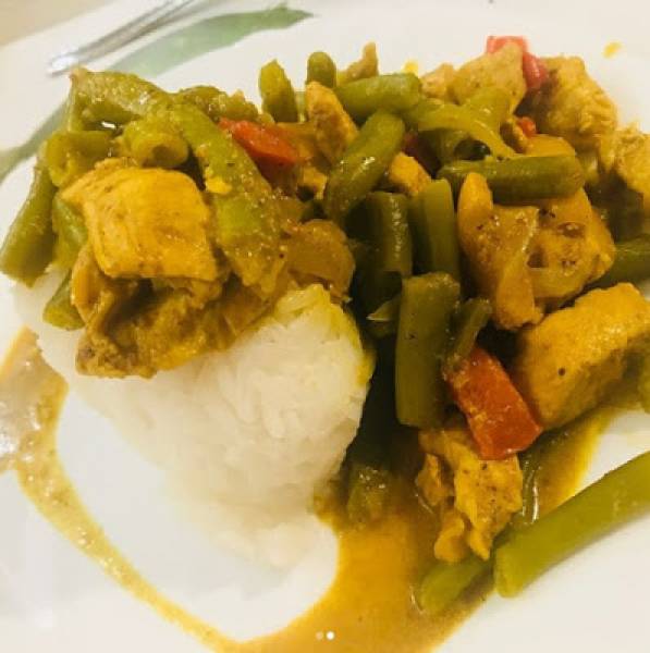 Kurczak curry z warzywami i ryżem
