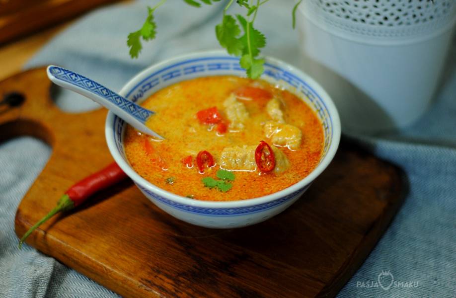 Tajska zupa Tom Yum z kurczakiem