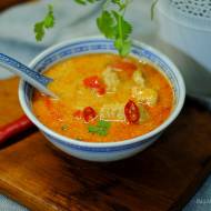 Tajska zupa Tom Yum z kurczakiem