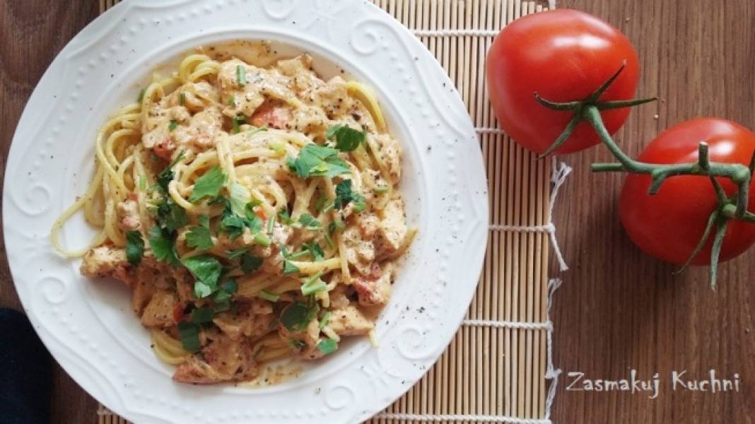 Spaghetti z kurczakiem w ziołowym mascarpone i pomidorach