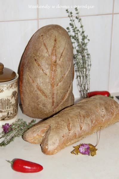 Orkiszowo-pszenny chleb dekoracyjny w listopadowej piekarni