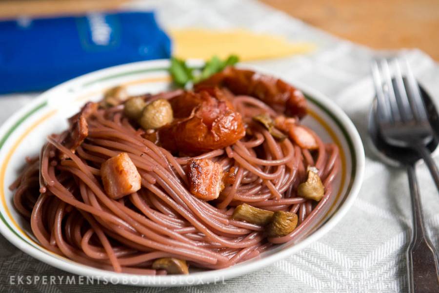 spaghetti gotowane w czerwonym winie