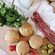Bułeczki z kabanosami, zielonymi oliwkami i suszonymi pomidorami