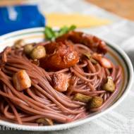 spaghetti gotowane w czerwonym winie