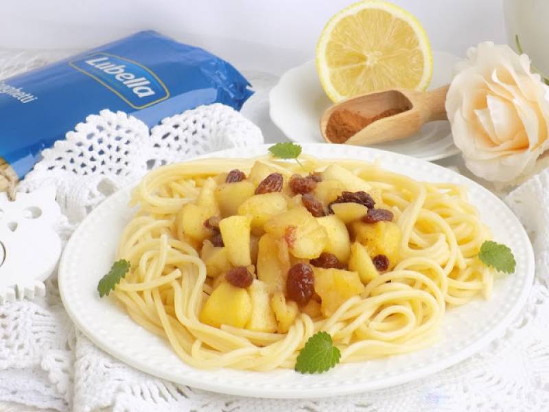 Spaghetti z cynamonowymi jabłkami.