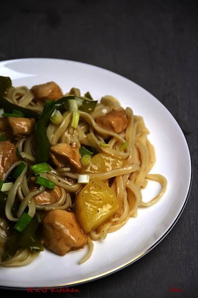 Makaron chow mein z kurczakiem na słodko