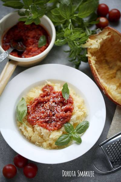 Spaghetti z dyni makaronowej z sosem bolognese