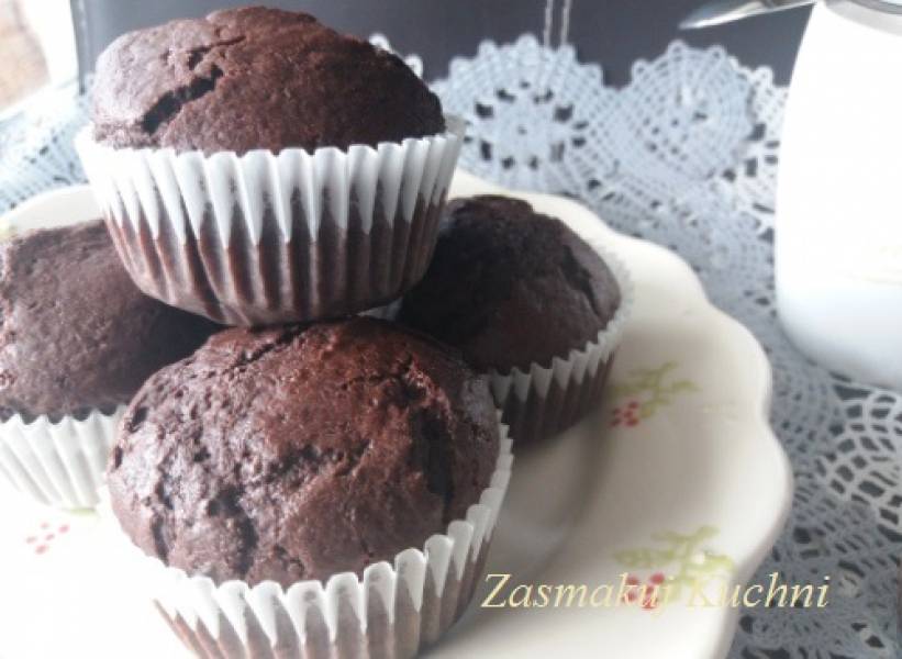 Muffinki czekoladowe z dżemem truskawkowym