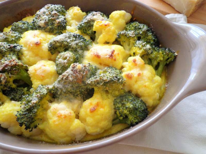 Brokuły i kalafior zapiekane pod beszamelem z kurkumą (Cavolfiore e broccoli gratinati alla besciamella con curcuma)