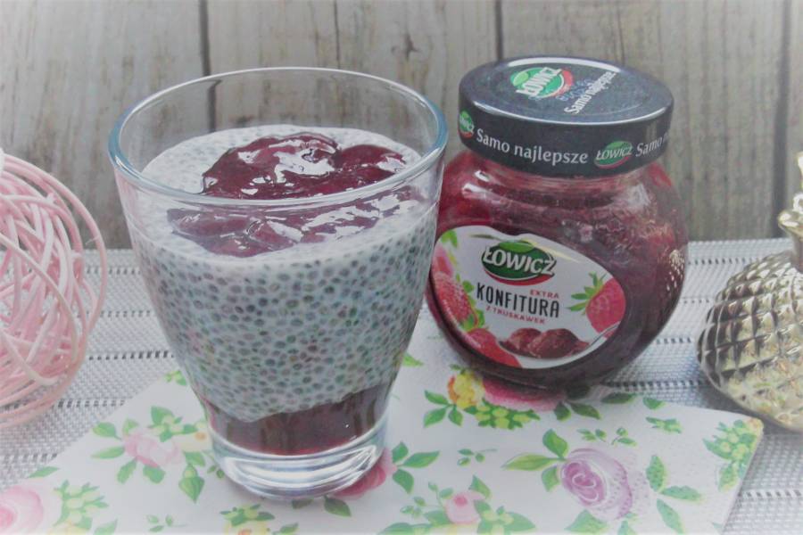 Pudding chia z konfiturą truskawkową