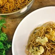 Niedziela: Spaghetti z pieczonym kalafiorem i sosem pomidorowym