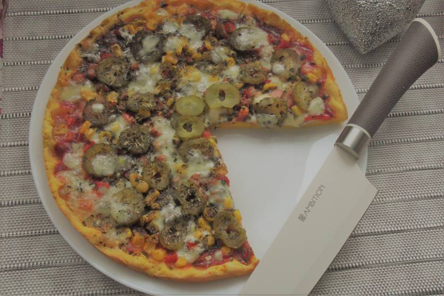 Pizza z kiszonym ogórkiem (bezglutenowa)