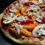 Orkiszowa pizza z dynią, jarzębiną i pieczarkami