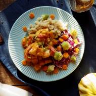Curry z dyni i krewetek z sałatką z kolorowych warzyw i quinoą