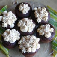Muffinki a’la brownie z kremem orzechowym