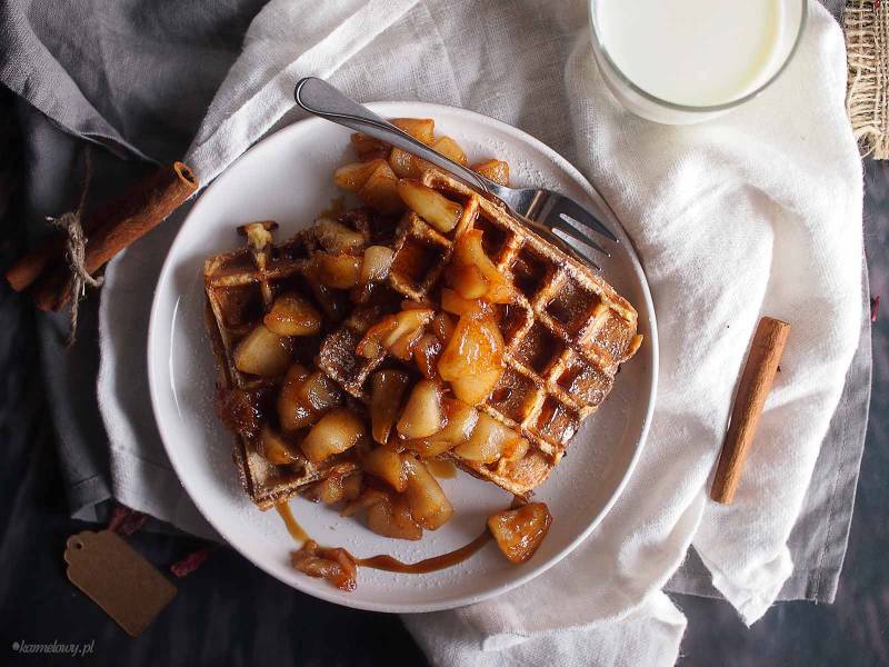 Tosty francuskie z gofrownicy z karmelizowanymi jabłkami / French toast waffles with caramelised apples