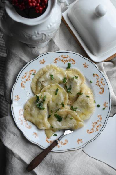 Pierogi z grzybami, soczewicą, białą kaszą gryczaną i fetą