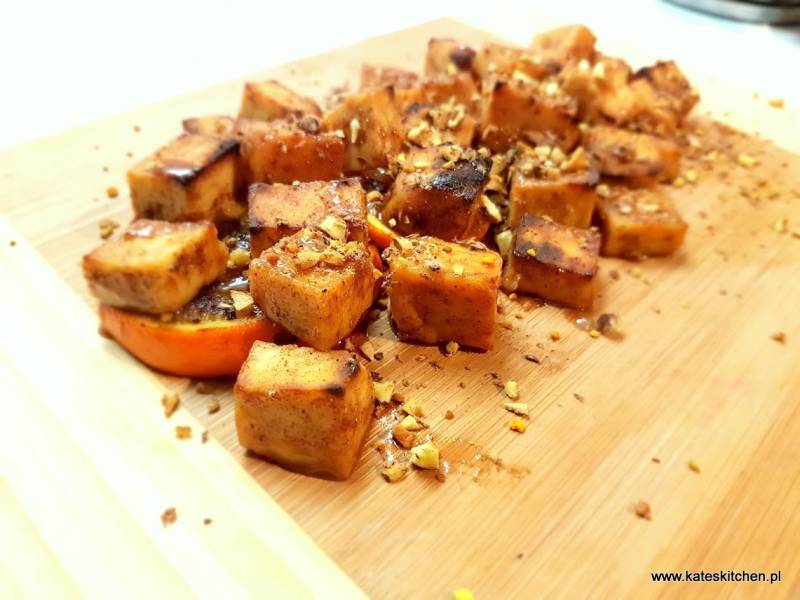 Korzenne tofu serwowane na pomarańczy, z prażonymi kasztanami i pyłkiem kwiatowym