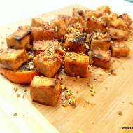 Korzenne tofu serwowane na pomarańczy, z prażonymi kasztanami i pyłkiem kwiatowym