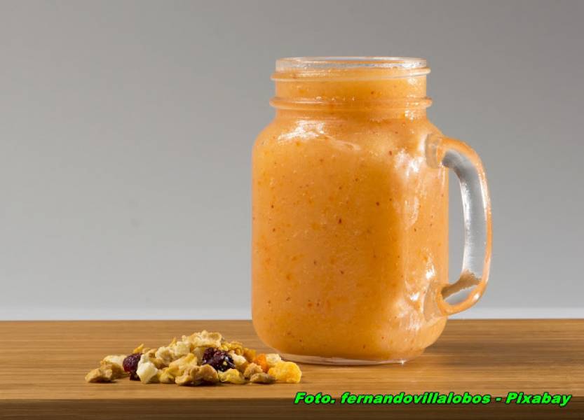 Smoothie z mango i limonek z miodem.