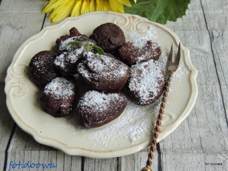 Placuszki - serniczki czekoladowe z syropem z daktyli