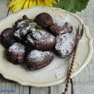 Placuszki - serniczki czekoladowe z syropem z daktyli