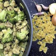 Udka z kurczaka z makaronem i brokułami, pyszny obiad