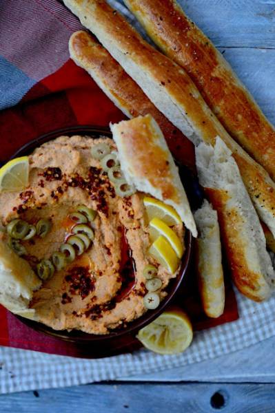 Hummus z oliwkami i suszonymi pomidorami oraz domowe bagietki