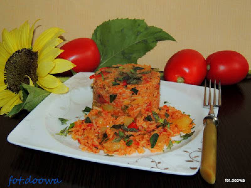 Ryz z orientalnym sosem pomidorowym