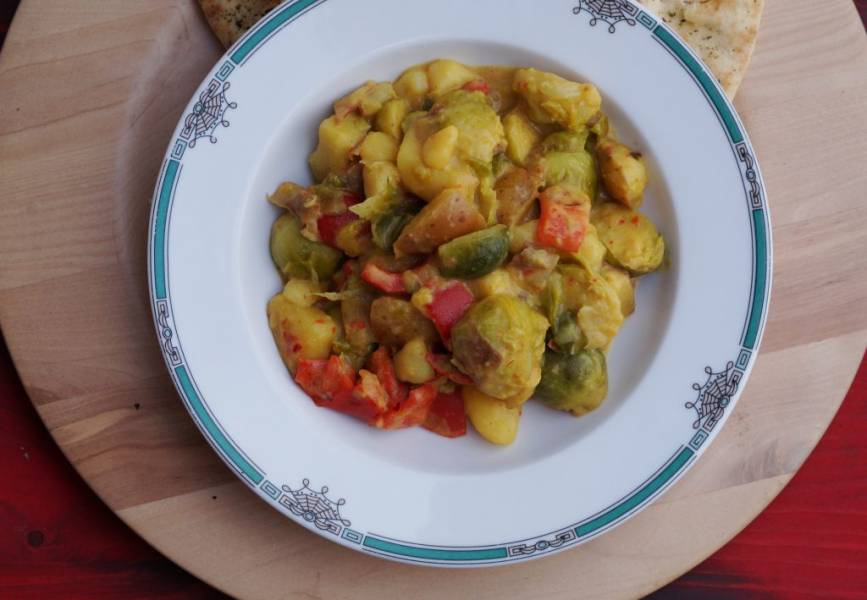 Curry z brukselką i ziemniakami
