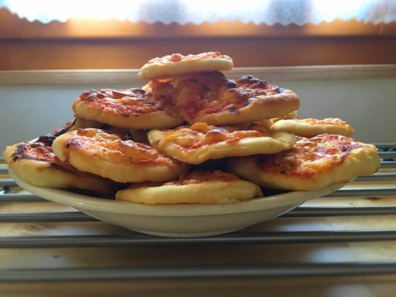 Domowe mini pizze – pomysł na przekąskę dla dzieci