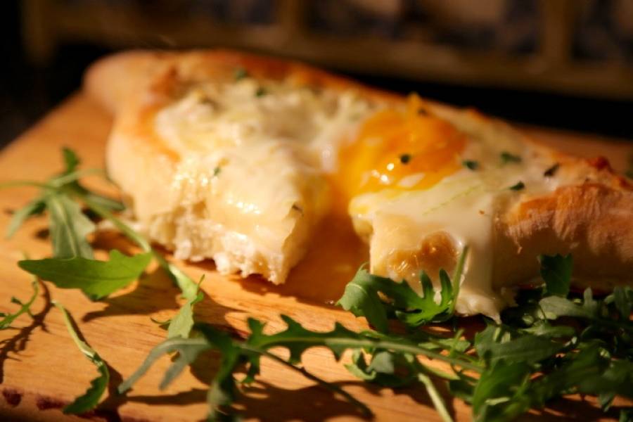 Chaczapuri, drożdżowe łódeczki z serem i jajkiem