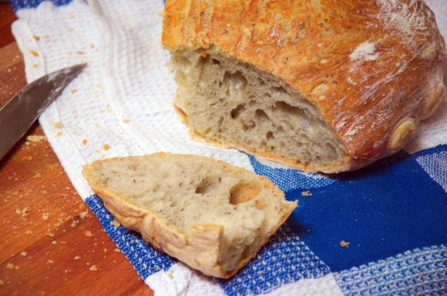 Łatwy chleb pszenny z ziołami prowansalskimi, pieczony w garnku