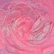różowy tort czekoladowy z kremem śmietanowym i truskawkami