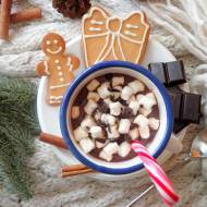 Gorąca czekolada z cynamonem i piankami (Cioccolata calda con cannella e marshmallow)
