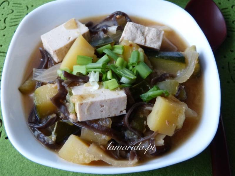 Gulasz doenjang jjigae z tofu i cukinią, czyli koreańska zupa miso
