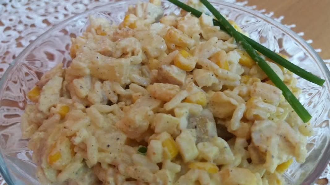 Sałatka ryżowa z ananasem i kurczakiem curry