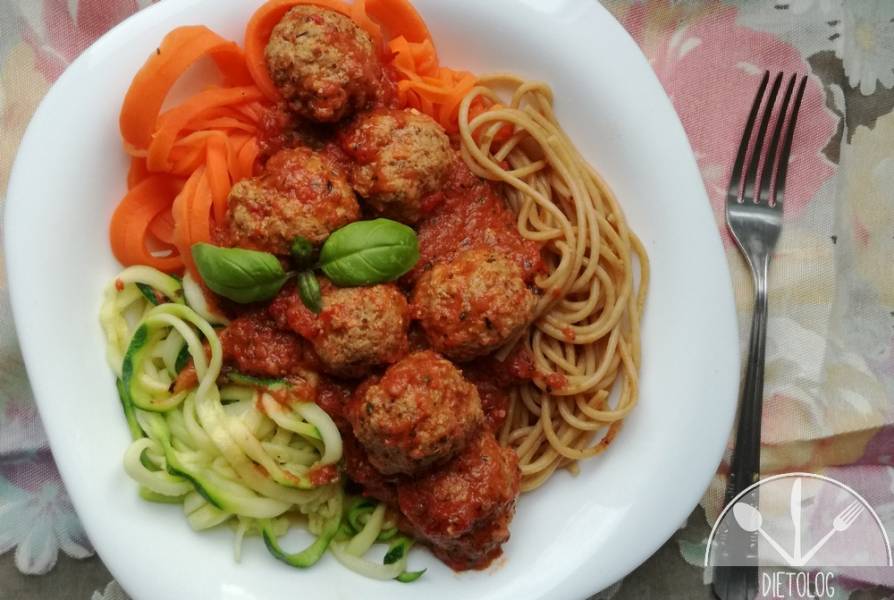 Spaghetti pełnoziarniste i warzywne z mięsnymi klopsikami w sosie pomidorowym
