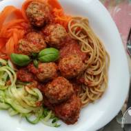 Spaghetti pełnoziarniste i warzywne z mięsnymi klopsikami w sosie pomidorowym