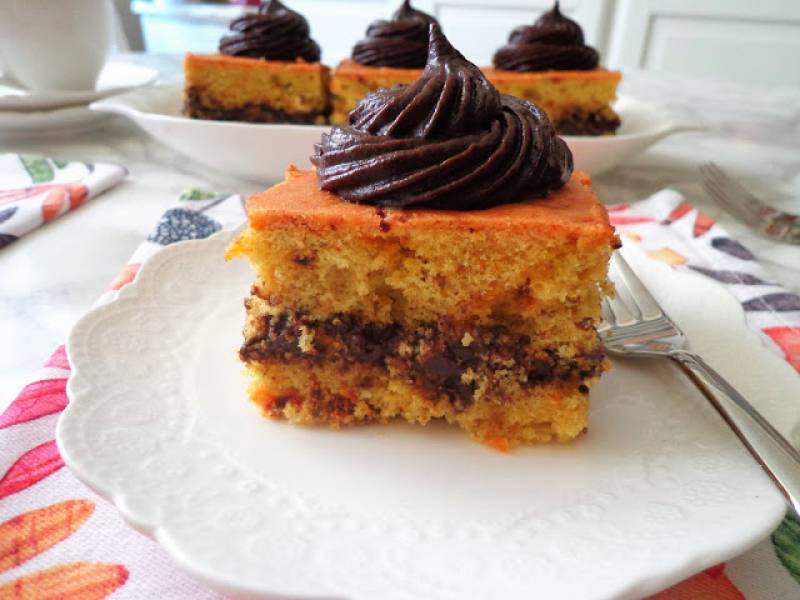 Ciasto buraczano-marchewkowe z kremem czekoladowym (Torta di carote e barbabietole con crema di cioccolato)