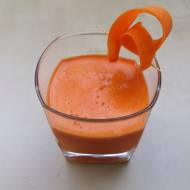 Wzmacniający napój z marchewki i miodu